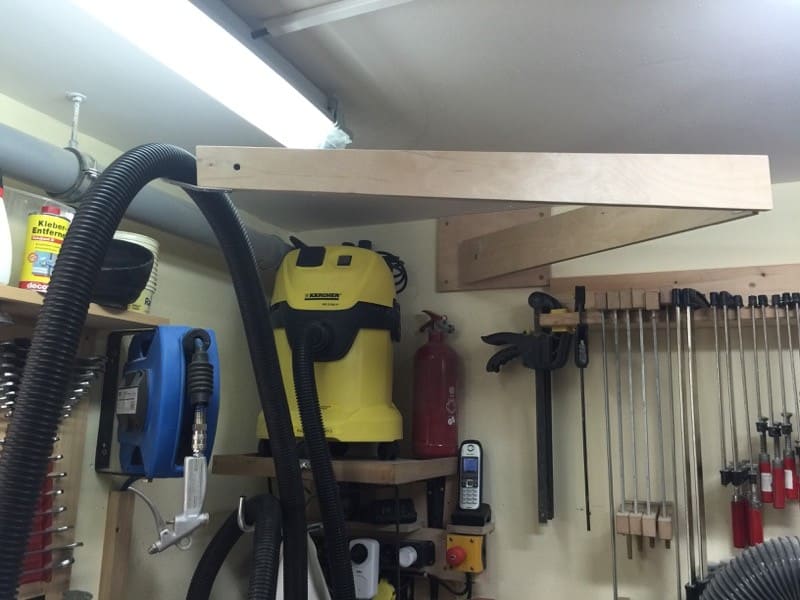 Dieses Bild zeigt den Absaugarm in Aktion. So schleift der Staubsauger-Schlauch sicher über kein Werkstück mehr.