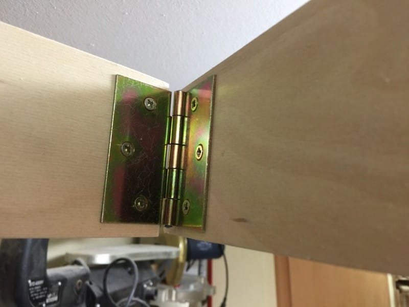 Hier eine Detailaufnahme von der verwendeten Scharnieren. Es handelt sich dabei um ganz normal, und somit auch günstige, 70mm Bänder.
