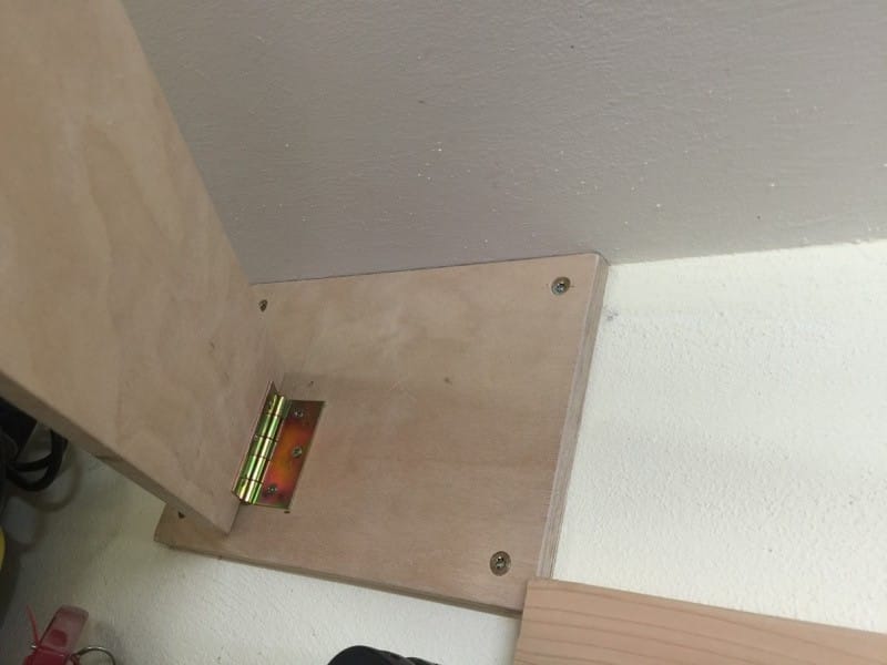 Das gleiche Scharnier habe ich auch bei der "Mauerseite" verwendet. Als Material für den kompletten Schwenkarm habe ich übrigens 18mm Multiplex verwenden ... das hatte ich noch über ;-)